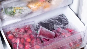 Mrożone owoce zmieniają się w zbitą kulę? To znak, że popełniasz ten błąd