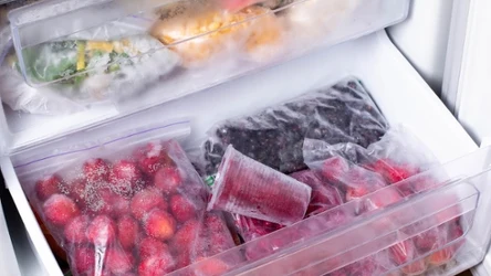 Dlaczego owoce po zamrożeniu zmieniają się w bryłę? Ten prosty trik rozwiązuje problem.