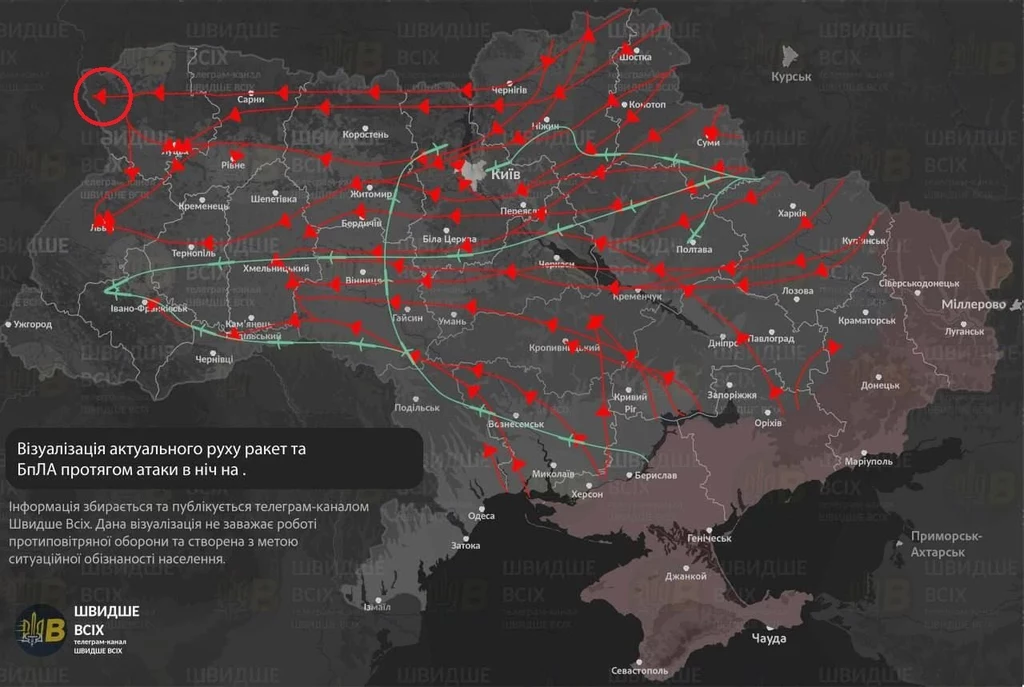 Mapa udostępniona przez Ukraińców z zaznaczoną trasą rosyjskiego drona, kierującego się ku polsko-ukraińskiej granicy Mapa Ukrainy z zaznaczonymi trasami przelotu rakiet i dronów, licznymi strzałkami symbolizującymi kierunki ataków na różne regiony, na tle ciemnej mapy z nazwami miast.