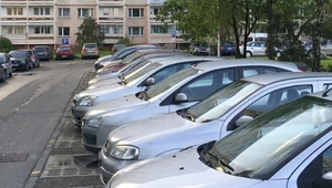 Widzisz kartkę na szybie? Zachowaj czujność, złodziej czeka na okazję