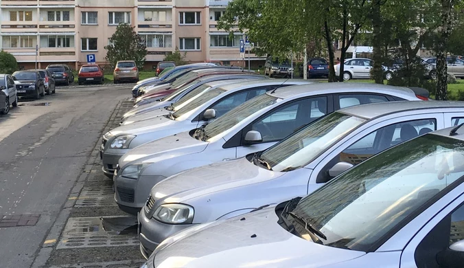 Często wyjeżdżając z parkingu nie zauważamy kartki umieszczonej na tylnej szybie. Lepiej zachować czujność, bo to może być początek naszych problemów.