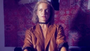 Marta Nieradkiewicz w scenie z filmu "Trzy miłości"