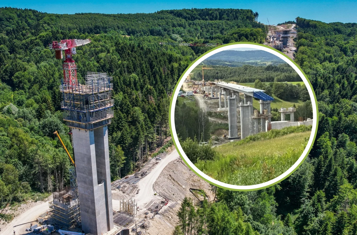 Estakada na S19. Najwyższy obiekt drogowy w Polsce ma 80 metrów Wysoki filar mostu będący w trakcie budowy otoczony lasem oraz droga techniczna biegnąca wzdłuż konstrukcji, w powiększonym oknie widoczny fragment powstającego wiaduktu z żurawiem i rusztowaniem na tle pagórkowatego, zielonego terenu.