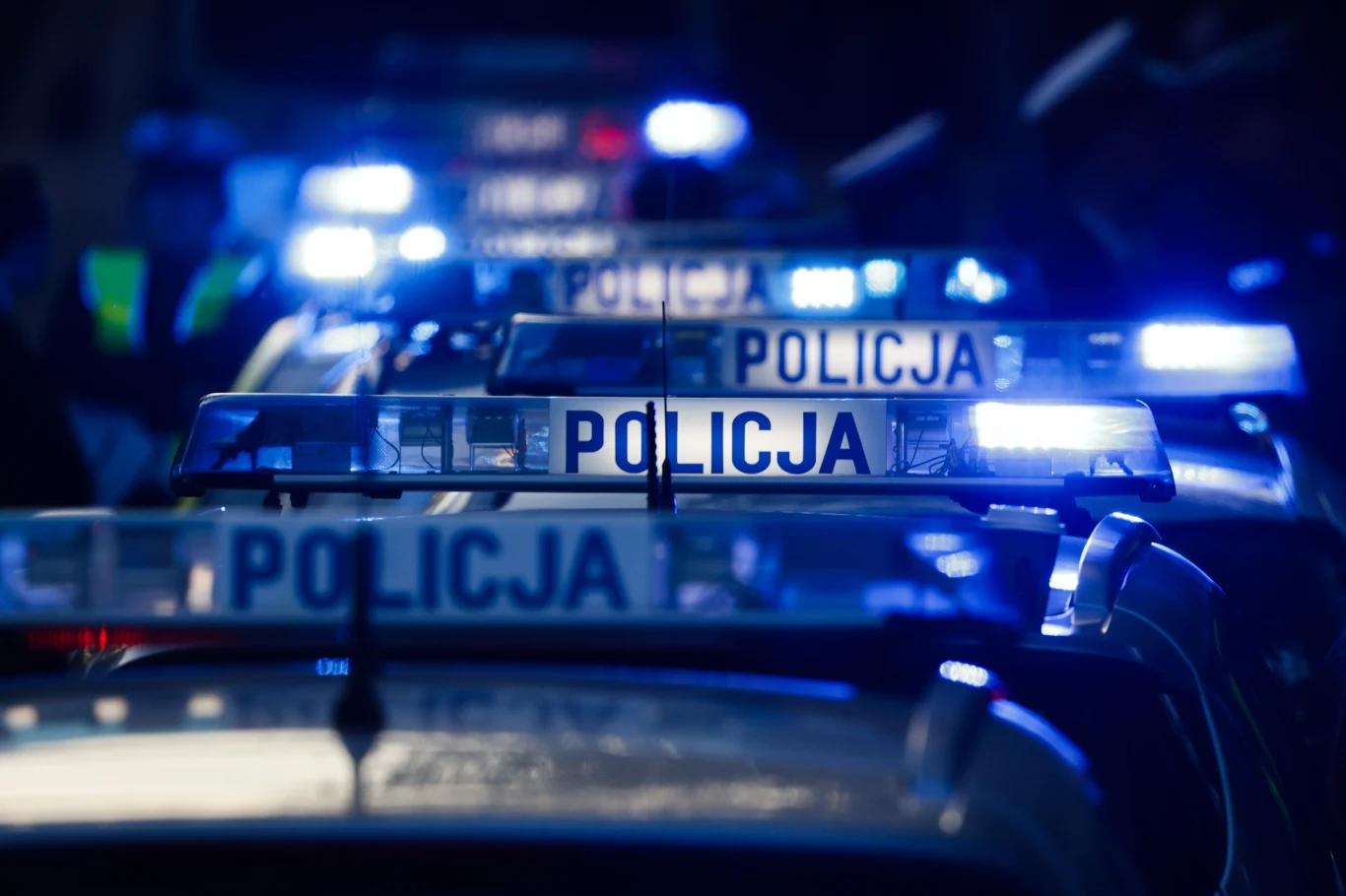 Policja zatrzymała 37-latka, który groził komendantowi i prokuratorom Szpaler radiowozów policyjnych z włączonymi niebieskimi światłami sygnałowymi, ustawionych jeden za drugim, z wyraźnie widocznymi napisami 'Policja' na dachach pojazdów.
