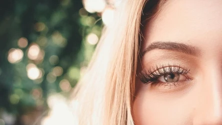 Podnieś efekt makijażu dobierając odcień brwi do włosów blond