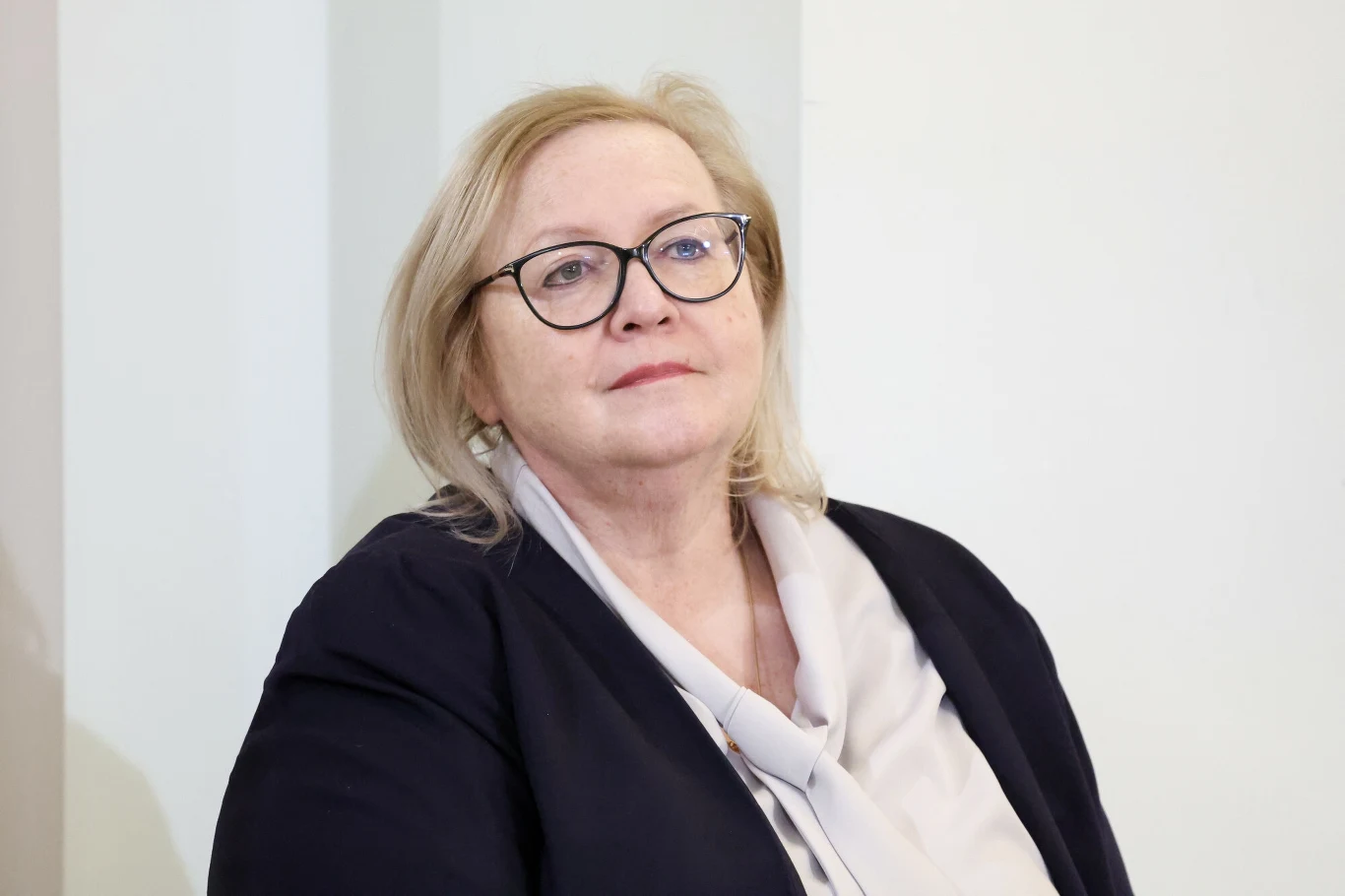I Prezes Sądu Najwyższego Małgorzata Manowska wydała oświadczenie. Reakcja na awanturę w Trybunale Stanu Kobieta w średnim wieku o jasnych włosach i okularach, ubrana w jasną bluzkę i ciemną marynarkę, siedząca na tle jasnej ściany, spokojny wyraz twarzy.
