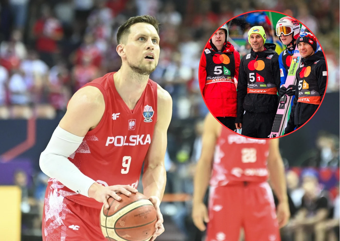 Polscy skoczkowie na mecz "KoszKadry" Koszykarz w czerwonym stroju z napisem Polska przygotowuje się do rzutu wolnego podczas meczu, a w okrągłej wstawce widoczni są skoczkowie narciarscy wraz z obsługą, stojący razem w zimowych ubraniach i kaskach, trzymający narty.
