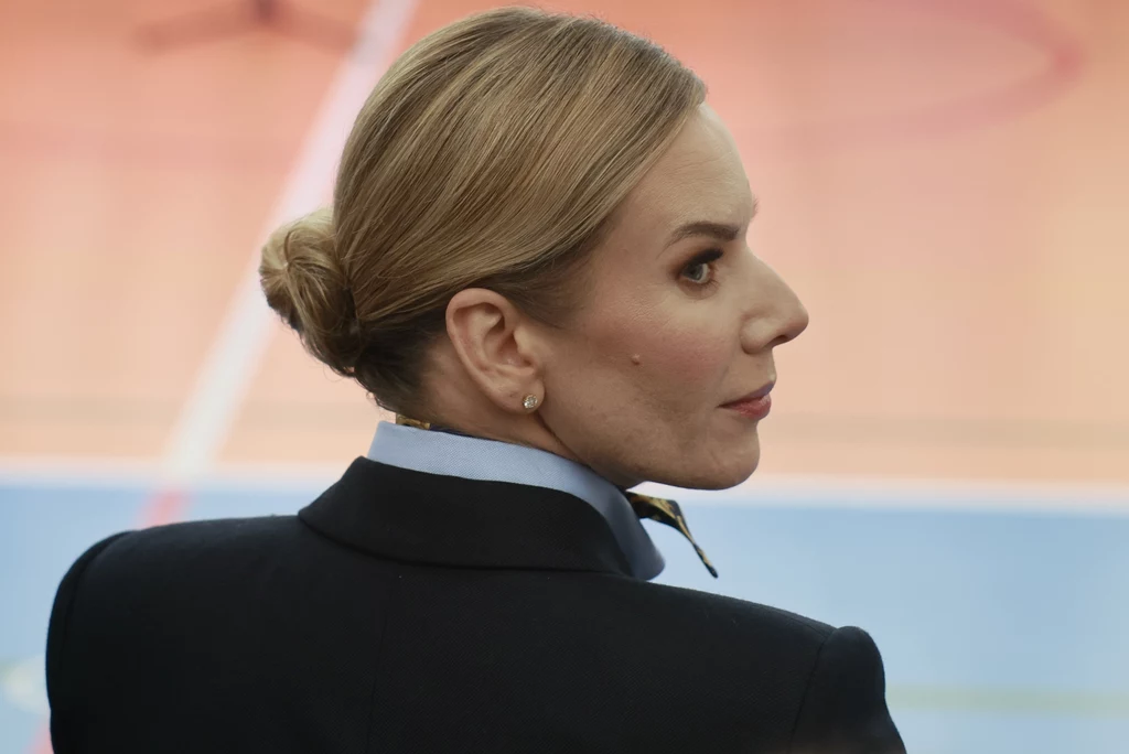 Marta Nawrocka kolejny raz postawiła na klasykę - garnitur, w którym główną rolę grały spodnie Marta Nawrocka kolejny raz postawiła na klasykę - garnitur, w którym główną rolę grały spodnie