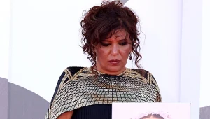 Kaouther Ben Hania ze zdjęciem Hind Rajab podczas 82. MFF w Wenecji