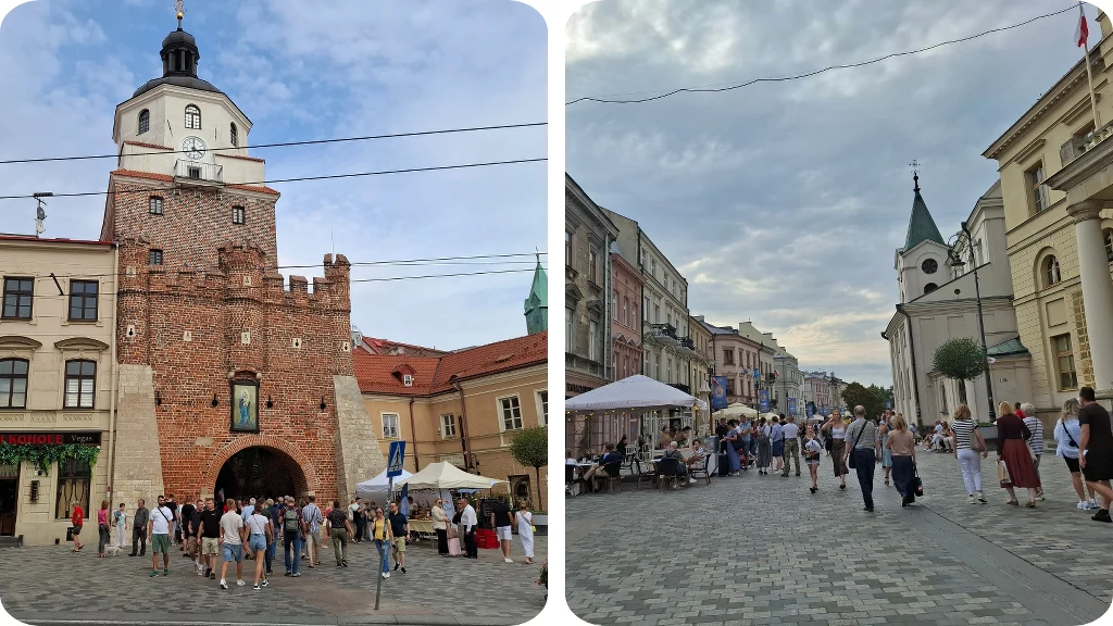 Zabytkowa brama z czerwonej cegły wpisana w kompleks kamienic oraz szeroka ulica z licznymi spacerującymi osobami, straganami i historyczną zabudową po obu stronach, pośród których wznoszą się charakterystyczne wieże kościelne.