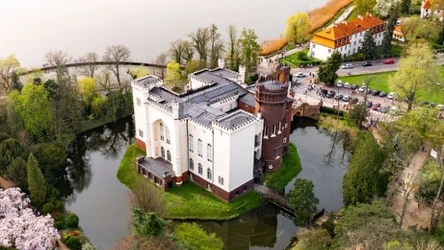 Zamek w Kórniku z lotu ptaka. Wyjątkowa rezydencja