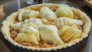 Orzechowa tarta z gruszkami to jedno z najlepszych jesiennych ciast.