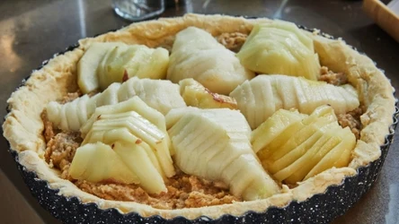 Orzechowa tarta z gruszkami to jedno z najlepszych jesiennych ciast.