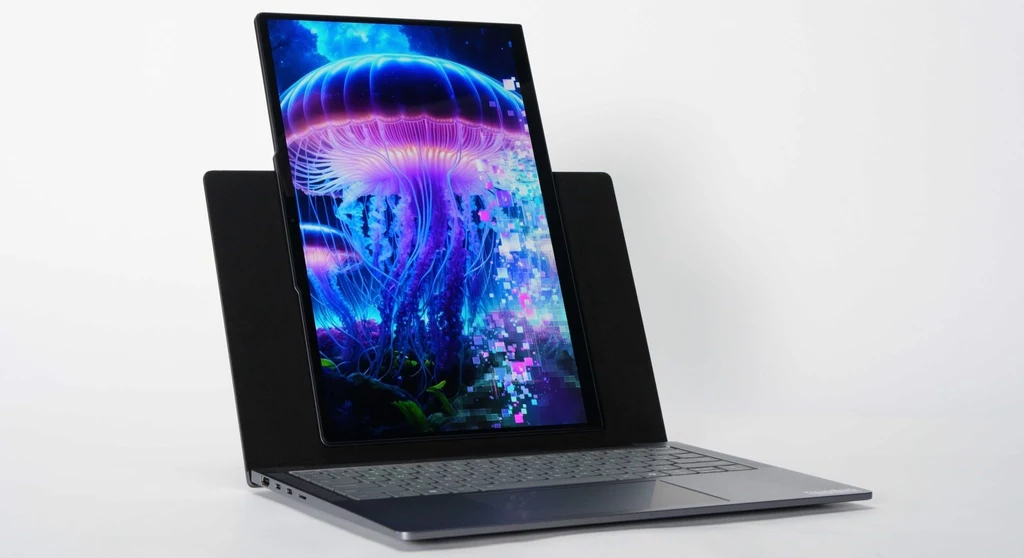 Lenovo ThinkBook VertiFlex Concept to laptop, który ma obracany ekran. Nowoczesny laptop z wyświetlaczem pionowym prezentującym kolorową, cyfrową ilustrację meduzy na tle ciemnej przestrzeni.
