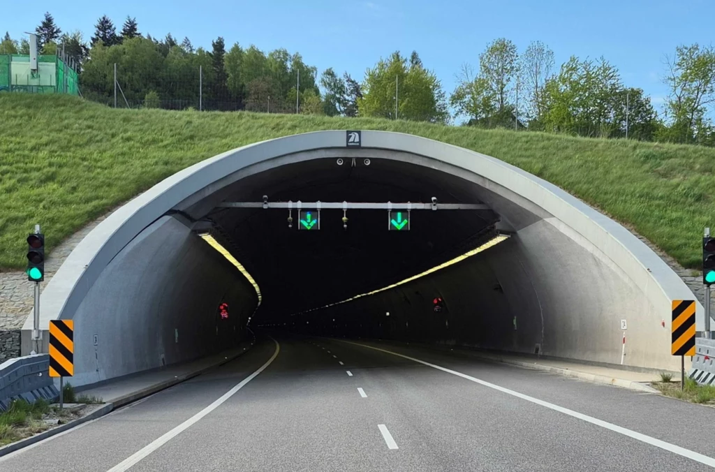 Nowe tunele w Małopolsce pękają w szwach. Tak wyglądał ruch w wakacje.