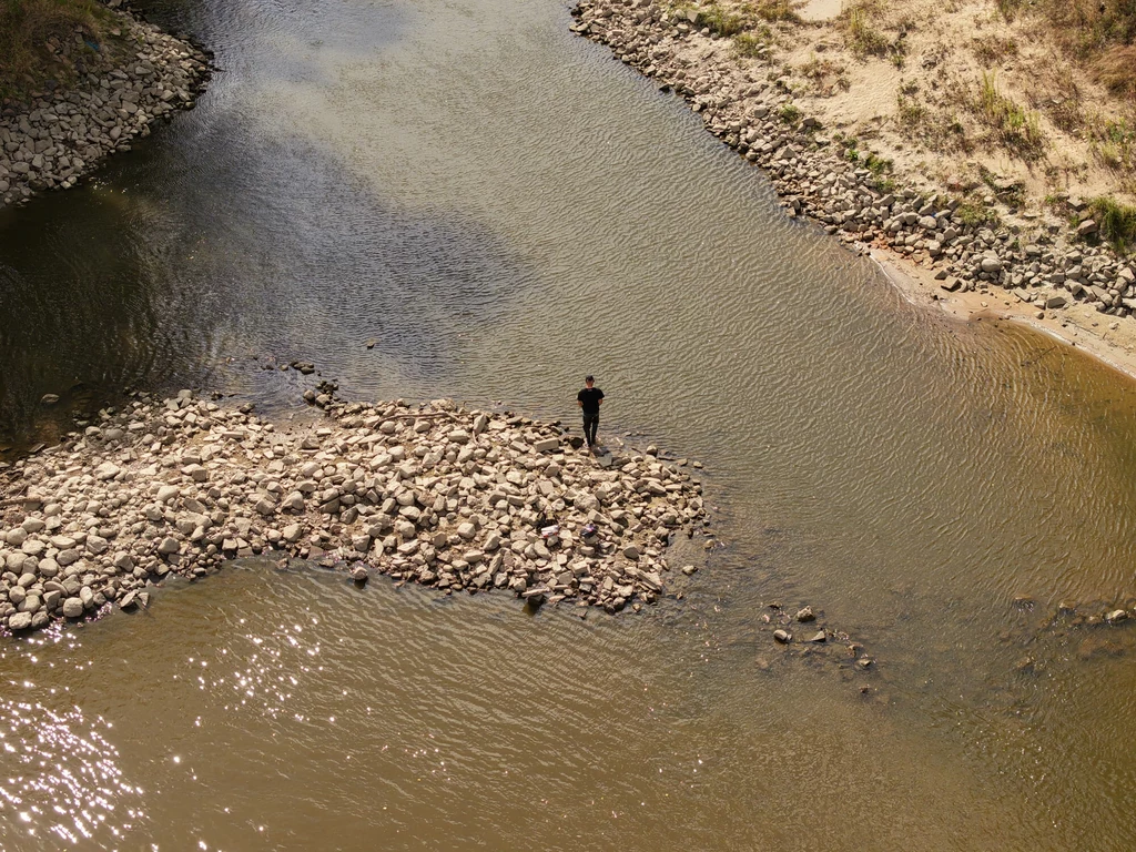 Badania naukowe jasno pokazują, że przyczyną rekordowo niskich stanów wody w warszawskiej Wiśle jest nie tylko susza hydrologiczna, ale także erozja dna rzek Badania naukowe jasno pokazują, że przyczyną rekordowo niskich stanów wody w warszawskiej Wiśle jest nie tylko susza hydrologiczna, ale także erozja dna rzek