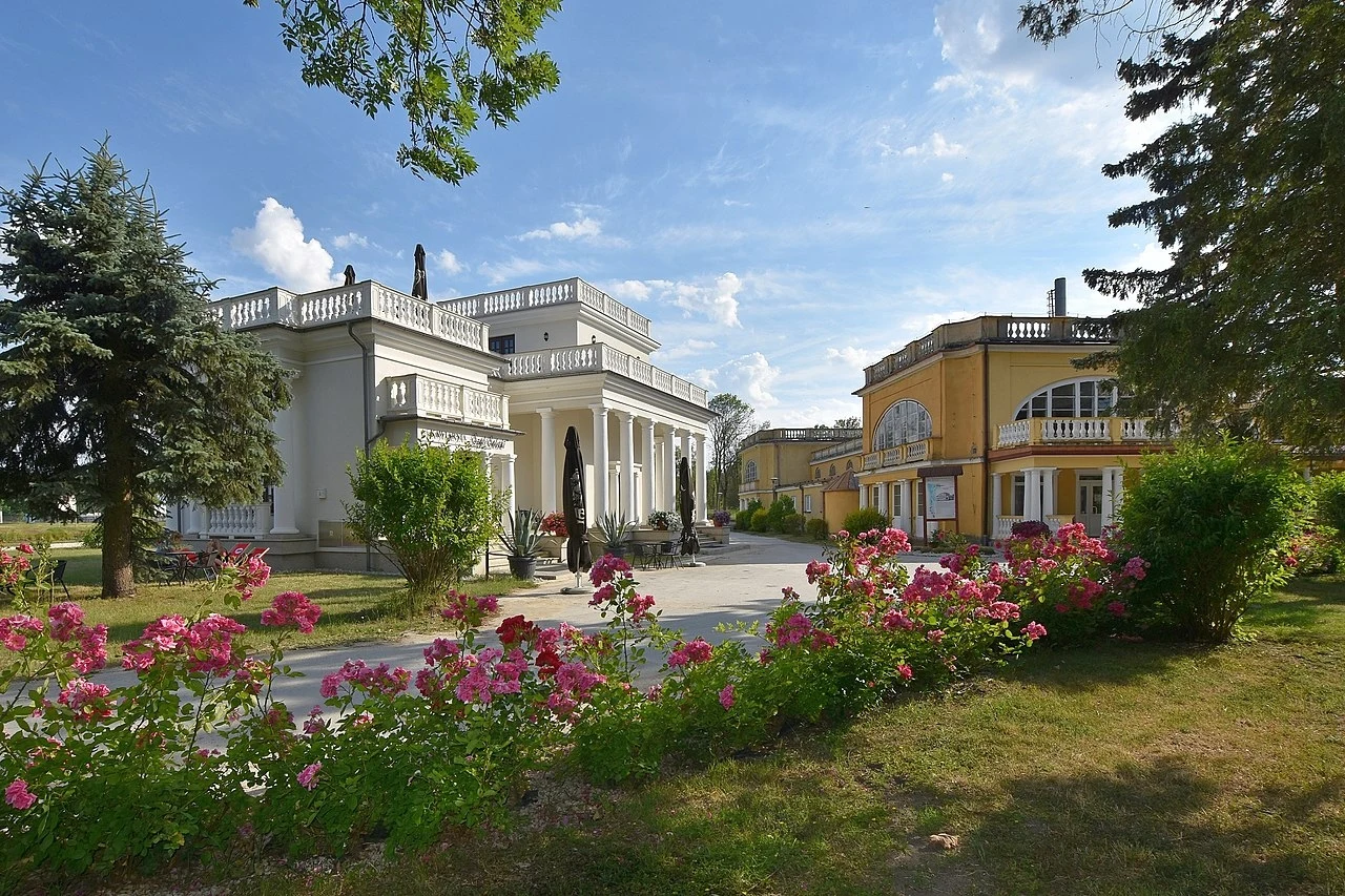 Solec-Zdrój to spokojne uzdrowisko w województwie świętokrzyskim. Co oferuje przybyłym kuracjuszom?