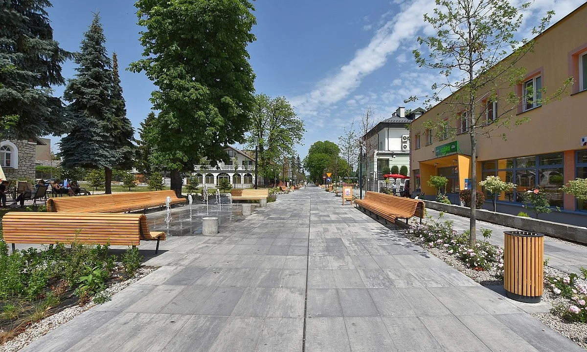 Solec-Zdrój oferuje malowniczy deptak, a także Park Zdrojowy z tężnią solankową. 