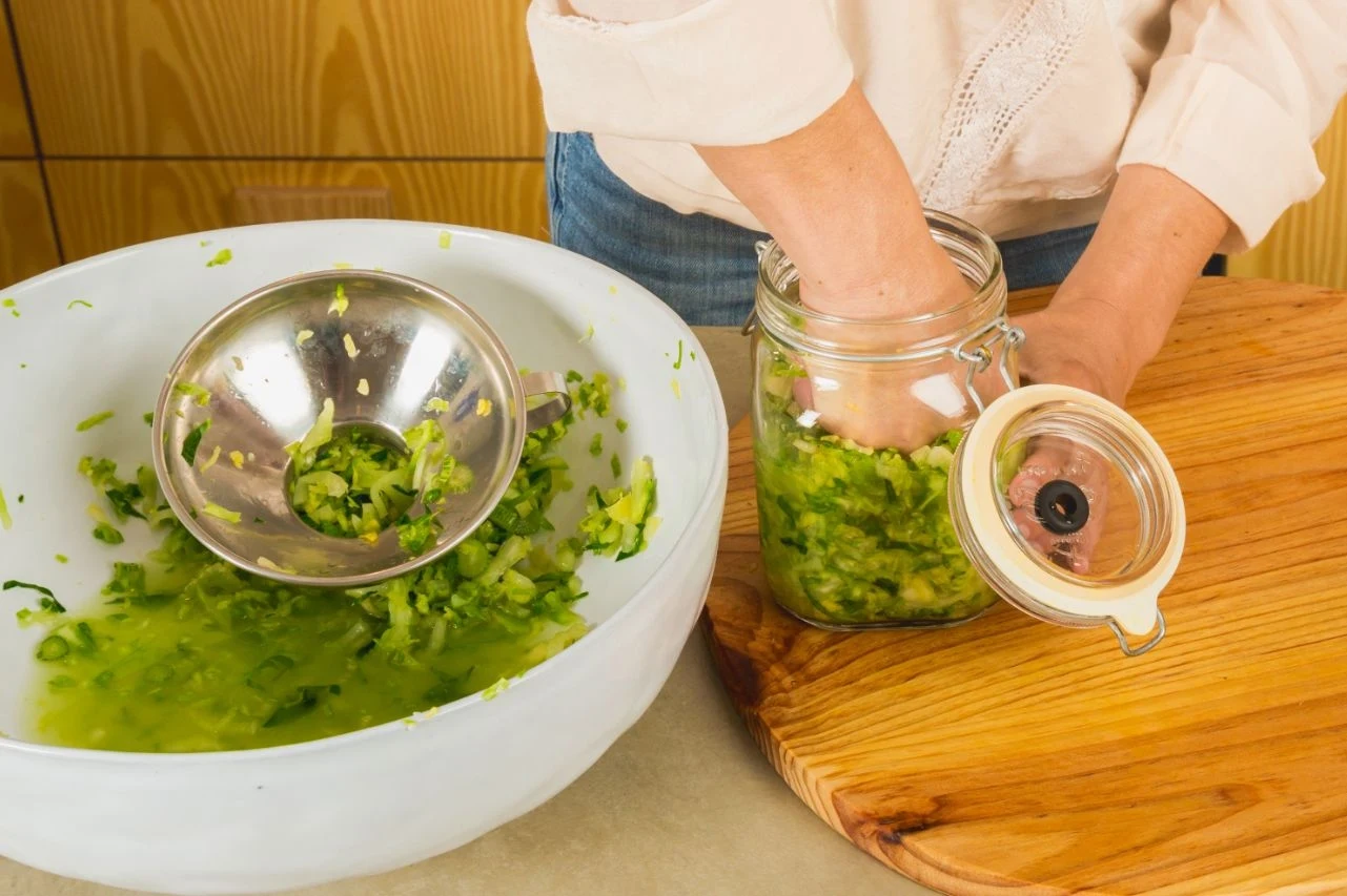 Im więcej soku zbierze się pod cukinią, tym lepsze będą kiszonki