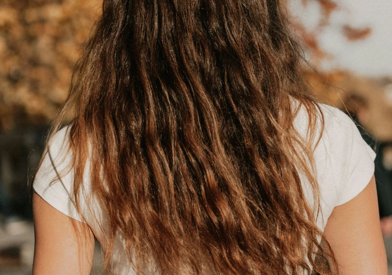 Kofeina to składnik, który coraz częściej pojawia się w szamponach, odżywkach i wcierkach do włosów. Nie bez powodu – eksperci podkreślają, że stymuluje przepływ krwi w skórze głowy, co sprzyja lepszemu odżywieniu mieszków włosowych i może wspierać ich wzrost oraz ograniczać nadmierne wypadanie Kofeina to składnik, który coraz częściej pojawia się w szamponach, odżywkach i wcierkach do włosów. Nie bez powodu – eksperci podkreślają, że stymuluje przepływ krwi w skórze głowy, co sprzyja lepszemu odżywieniu mieszków włosowych i może wspierać ich wzrost oraz ograniczać nadmierne wypadanie