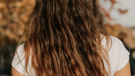 Kofeina to składnik, który coraz częściej pojawia się w szamponach, odżywkach i wcierkach do włosów. Nie bez powodu – eksperci podkreślają, że stymuluje przepływ krwi w skórze głowy, co sprzyja lepszemu odżywieniu mieszków włosowych i może wspierać ich wzrost oraz ograniczać nadmierne wypadanie