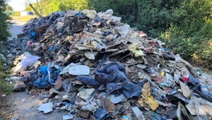 Zrzucają śmieci na drogi i znikają. Już 3 takie przypadki. Co się dzieje?