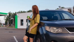 Stają na drodze, bo boją się tankować. Młodzi kierowcy z problemem