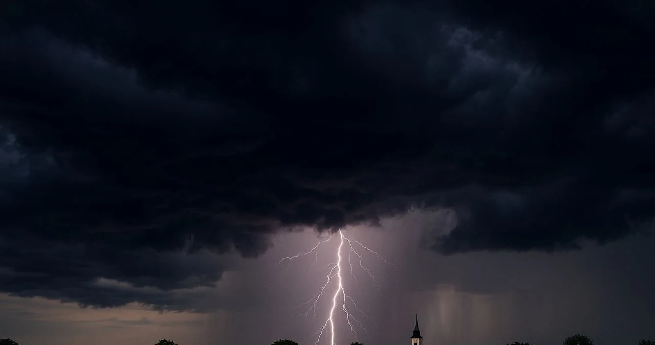 Nadciąga burza? Sprawdź, jakie produkty warto mieć pod ręką.