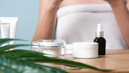 Z odpowiednim planem można połączyć w pielęgnacji kwasy, retinol i witaminę C