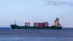 Uzbrojeni mężczyźni przejęli statek handlowy. Służby w akcji