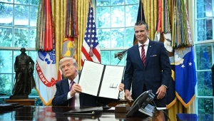 Pentagon będzie miał alternatywną nazwę - Ministerstwo Wojny. Na zdj. Donald Trump i Pete Hegseth 