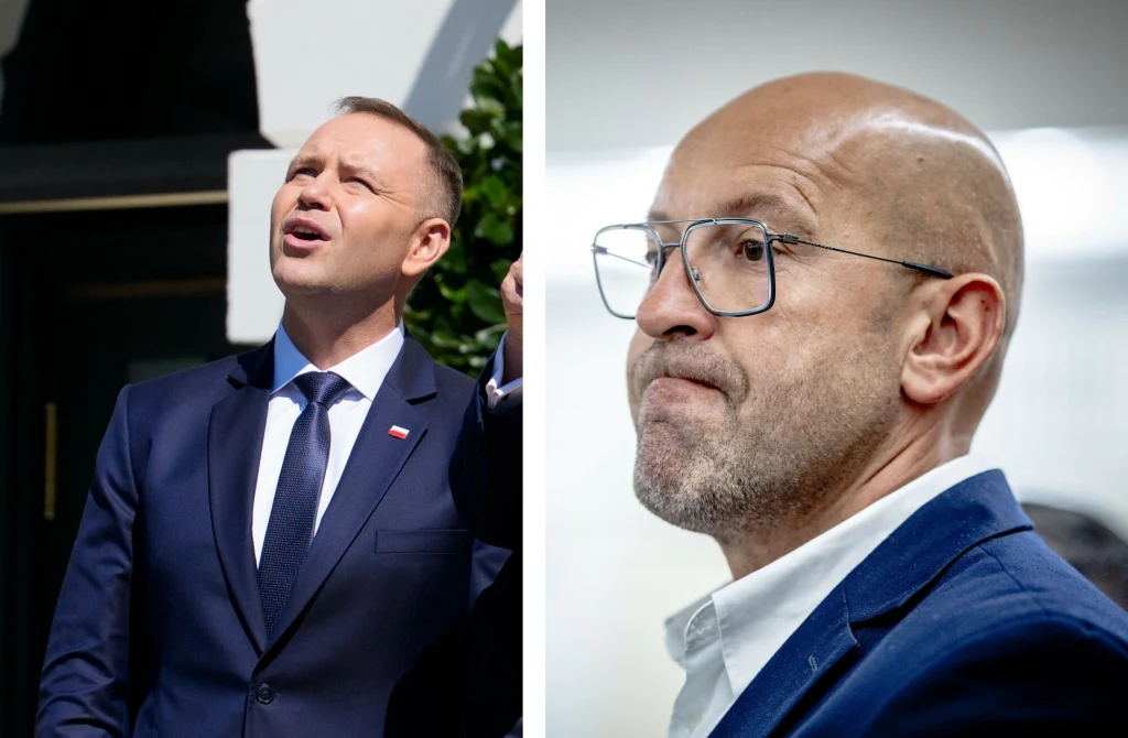 Karol Nawrocki i minister sportu Jakub Rutnicki Dwóch mężczyzn w garniturach, pierwszy z nich na zewnątrz, w tle fragment budynku i roślinności, drugi wewnątrz, w okularach, patrzący przed siebie, obaj wyglądają na zaangażowanych lub zamyślonych.