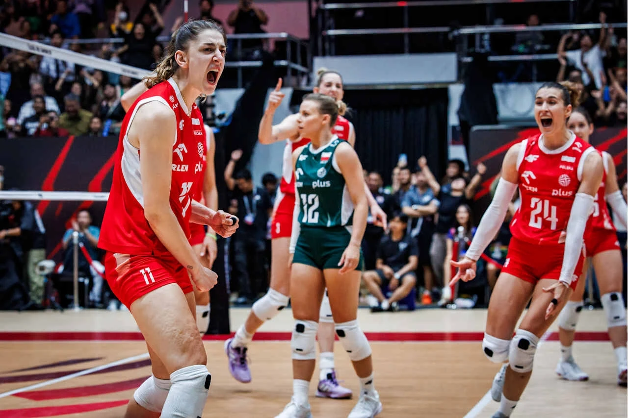 Siatkarki reprezentacji Polski podczas mistrzostw świata Zawodniczki drużyny siatkarskiej ubrane w czerwone i zielone stroje świętują zdobyty punkt na hali sportowej, wyrażając silne emocje oraz radość, wokół nich widać zgromadzoną publiczność.