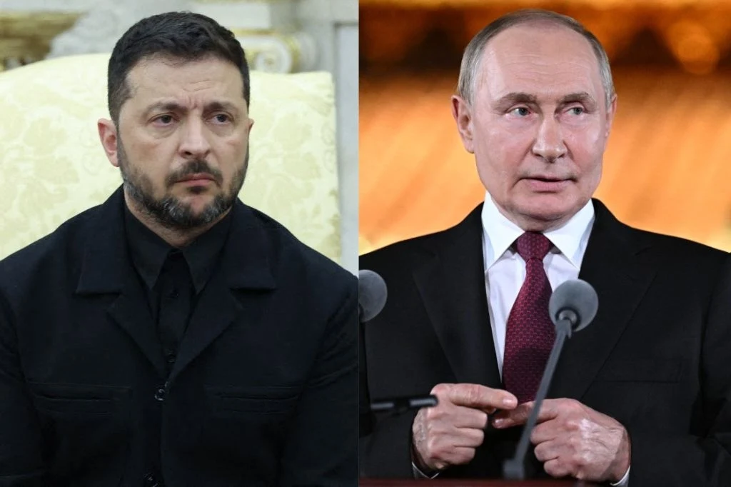 Wołodymyr Zełenski zaprasza Władimira Putina do Kijowa Po lewej stronie siedzi mężczyzna w ciemnym garniturze na jasnym tle, po prawej mężczyzna w ciemnej marynarce i bordowym krawacie przemawiający do mikrofonów, w tle ciepłe oświetlenie.