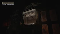 Człowiek w stroju ochronnym oświetla latarką stary tramwaj z numerem 153 w ciemnym, opuszczonym otoczeniu, na ekranie widoczne zadanie do wykonania.