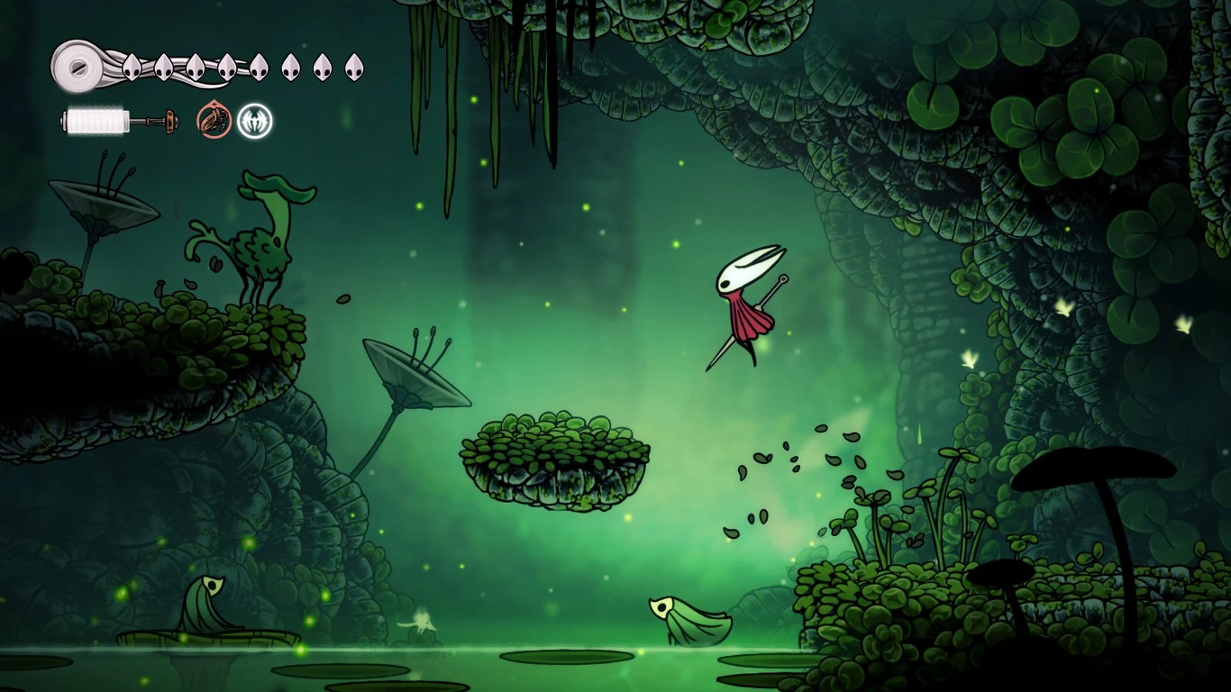 Hollow Knight: Silksong Postać w białej masce i czerwonym płaszczu skacze nad zielonym, zarośniętym stawem otoczonym przez rośliny i grzyby w klimacie fantastycznej gry komputerowej, w tle widać świetliki oraz elementy interfejsu gry.