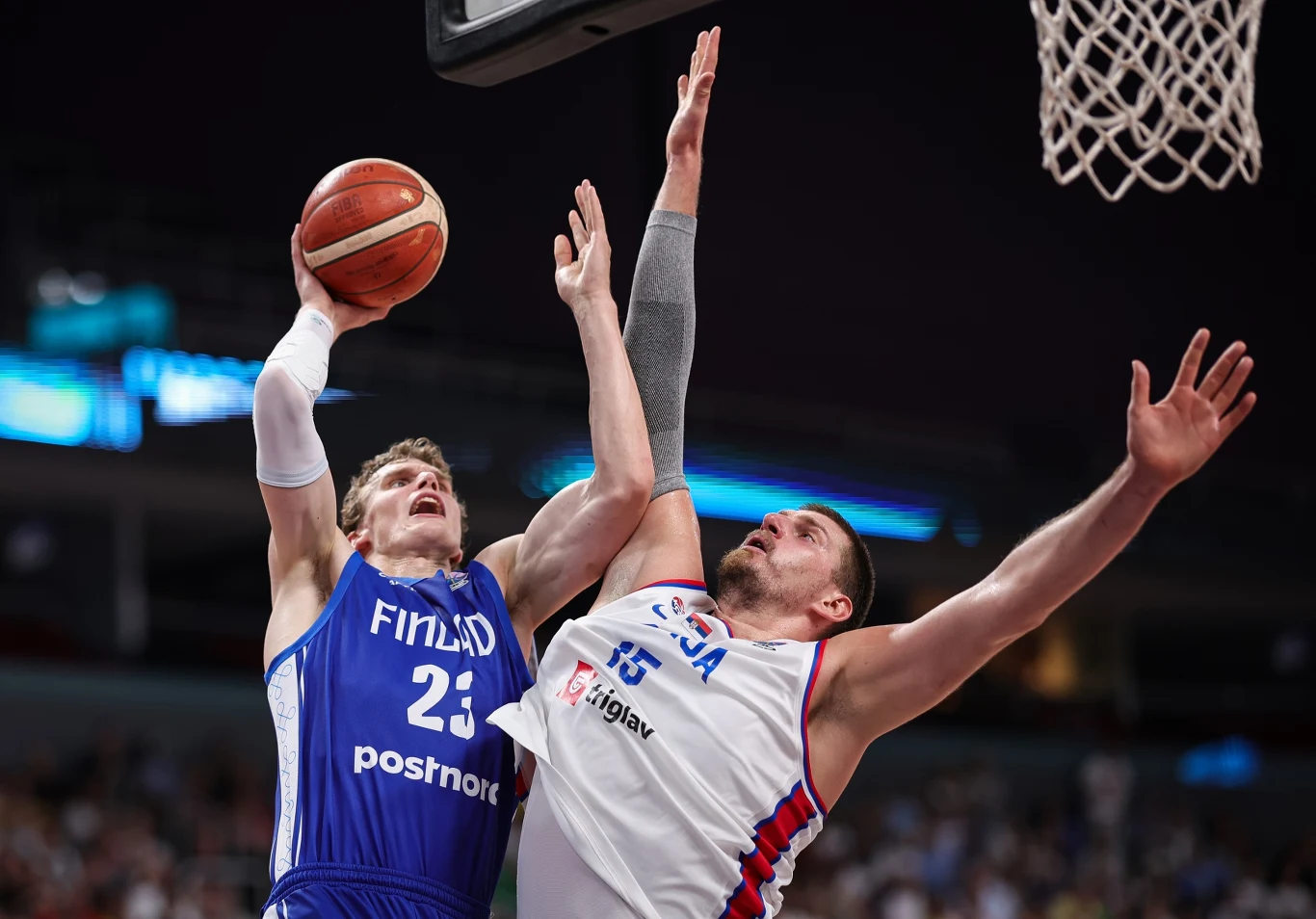 Starcie Lauriego Markkanena oraz Nikoli Jokicia w 1/8 finałów EuroBasketu 2025 Dwóch koszykarzy w akcji podkoszowej, jeden z zawodników drużyny Finlandii próbuje zdobyć punkty, podczas gdy gracz drużyny przeciwnej próbuje go zablokować, piłka znajduje się blisko kosza.