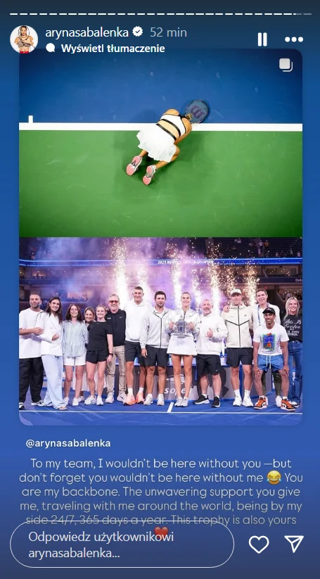 Zawodniczka padająca na kort tenisowy w geście triumfu, poniżej duża grupa ludzi świętujących sukces, tło urozmaicone efektami świetlnymi i konfetti, wszyscy prezentują radosne emocje.
