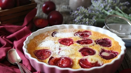 Clafoutis ze śliwkami to najprostsze ciasto z sezonowymi owocami. 
