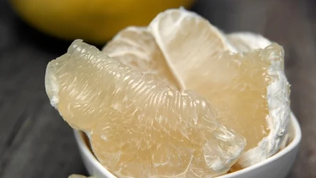 Siła zielonego grejpfruta tkwi w naringinie – flawonoidzie o potężnych właściwościach antyoksydacyjnych.