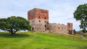 To jedna z najstarszych średniowiecznych fortec. Leży na skalistym klifie