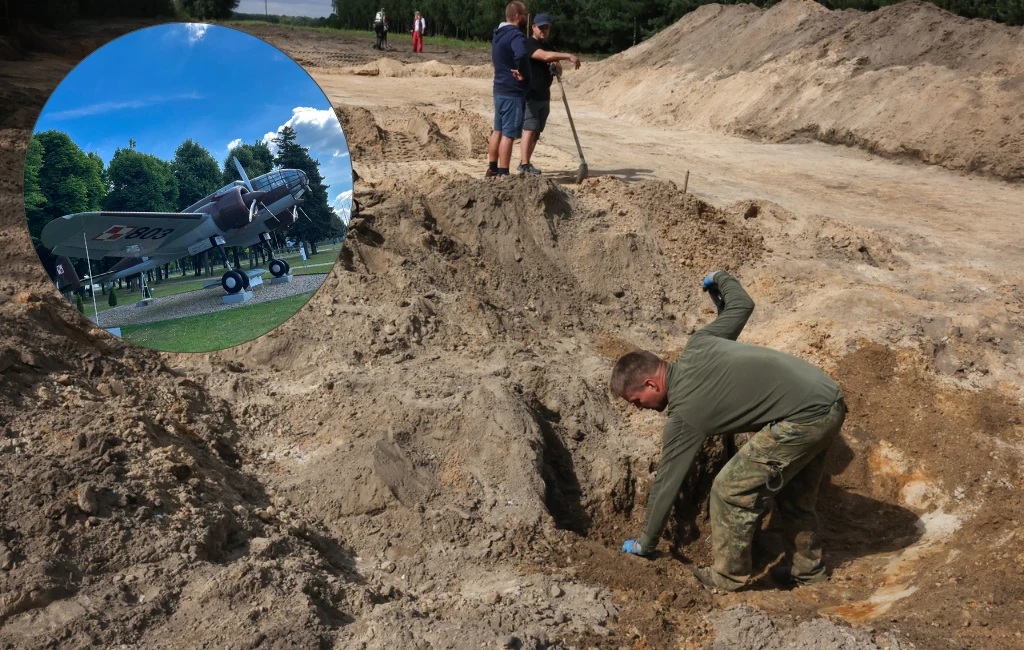 Poszukiwacze odkryli elementy polskiego bombowca z czasów II wojny światowej. Jego replikę można oglądać w PZL w Mielcu. Dwóch mężczyzn kopie głębokie wykopy w piaszczystym terenie, jeden z nich wykonuje prace archeologiczne w większym zagłębieniu, w tle widoczne narzędzia oraz wyraźny wycinek zdjęcia z eksponowanym historycznym samolotem wojskowym ustawionym na ekspozyc...