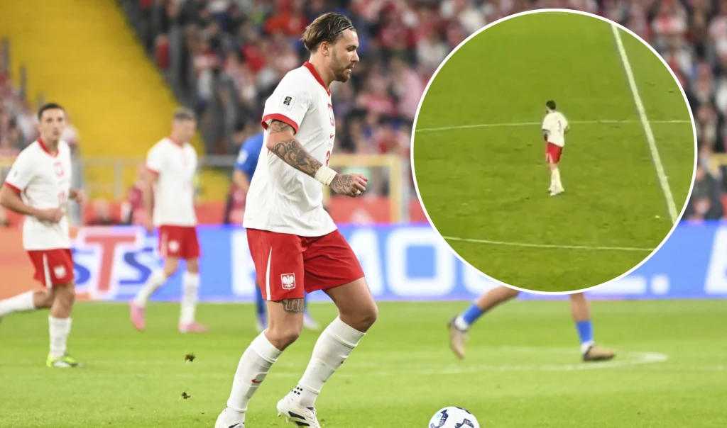 Piłkarz w białej koszulce i czerwonych spodenkach prowadzi piłkę na boisku podczas meczu piłkarskiego, w tle widoczni są inni zawodnicy i trybuny pełne kibiców, na zdjęciu znajduje się również wstawka zbliżenia na jednego z graczy.