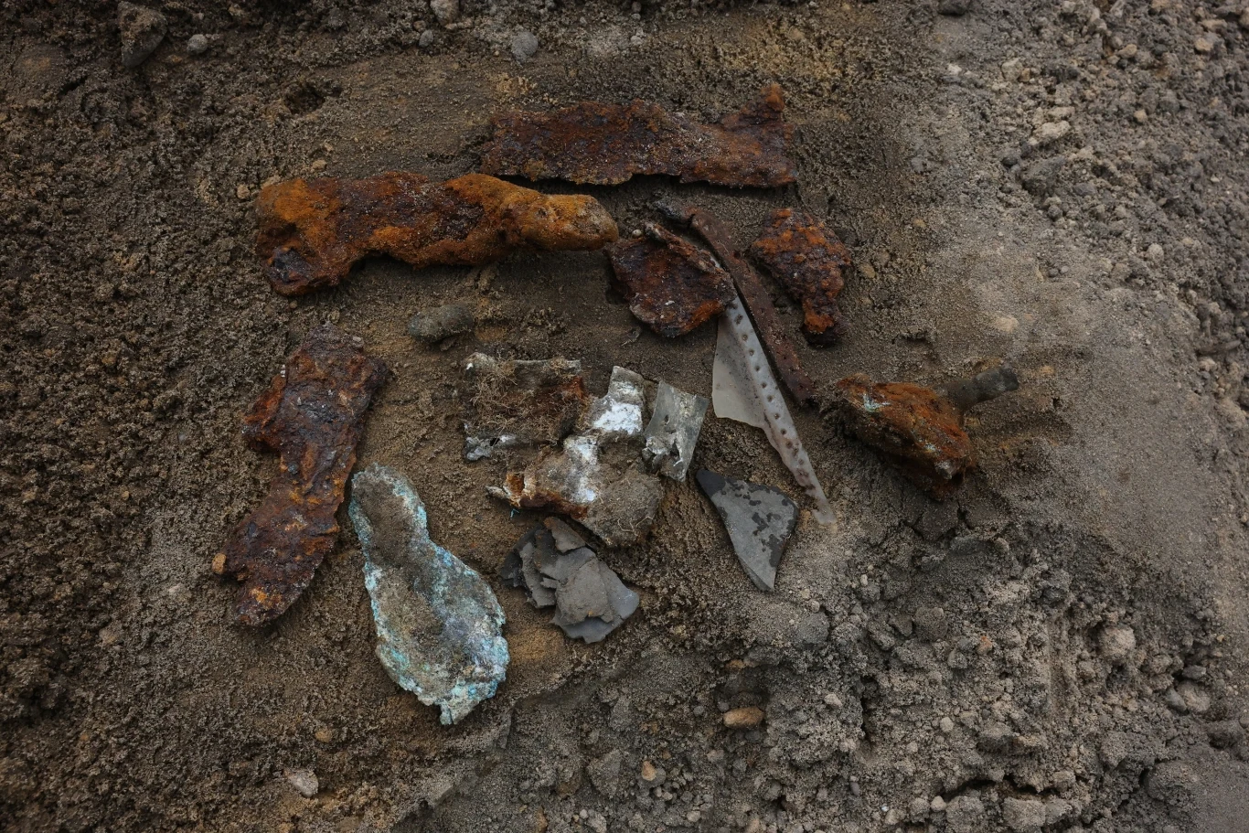 Przygotowano wykop w wytypowanym miejscu. Poszukiwania m.in. z wykorzystaniem wykrywaczy metali przyniosły zadowalające rezultaty. Zardzewiałe i skorodowane fragmenty metalu oraz inne pozostałości, częściowo zakopane w ziemi, leżące na wilgotnym i zasypanym gruncie.