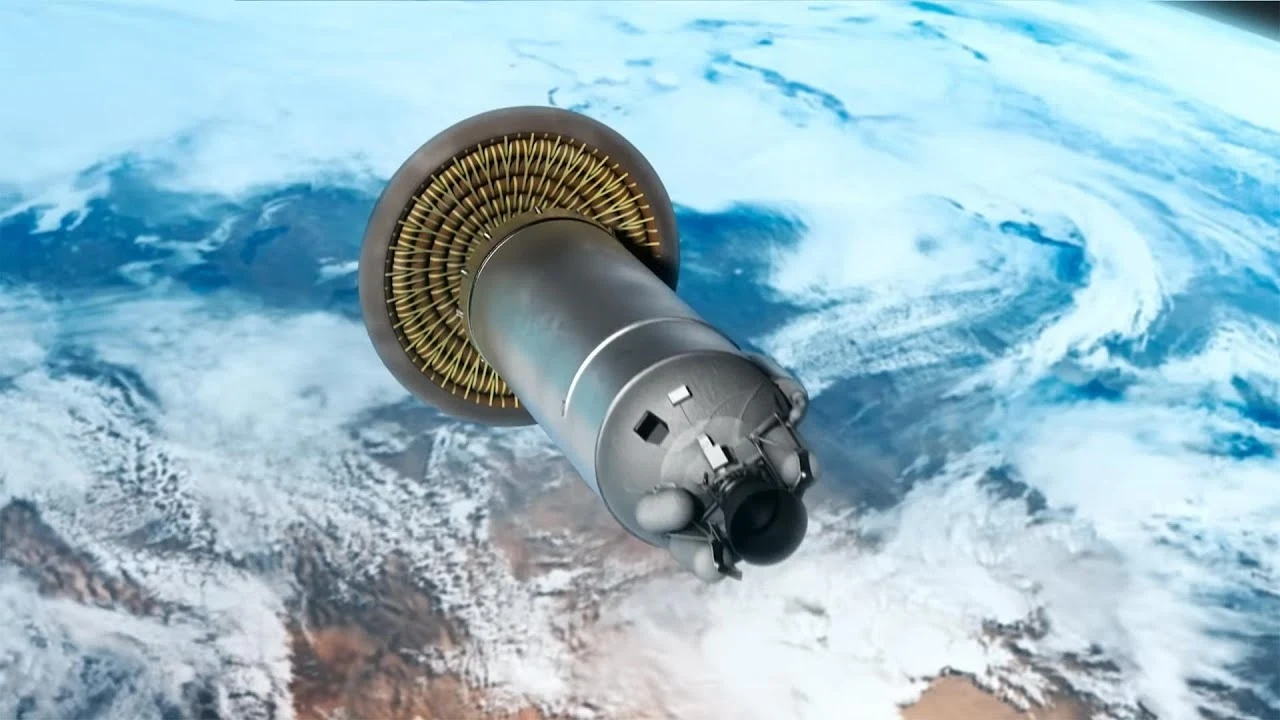 Tajny samolot kosmiczny X-37B testuje nowy materiał NASA. Dla misji na Marsa. Statek kosmiczny wyposażony w pierścień z pociskami lub rakietami unoszący się nad powierzchnią Ziemi w przestrzeni kosmicznej, z widocznymi chmurami i kontynentami w tle.