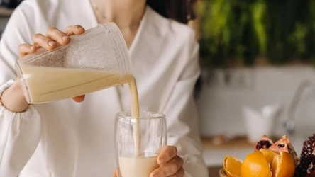 Jak poradzić sobie z ochotą na słodycze? Rozwiązanie ten koktajk białkowy z dodatkiem masła orzechowego.