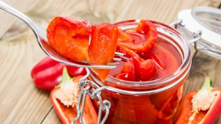 Papryka konserwowa smakuje wspaniale solo, do kanapek i obiadów. 