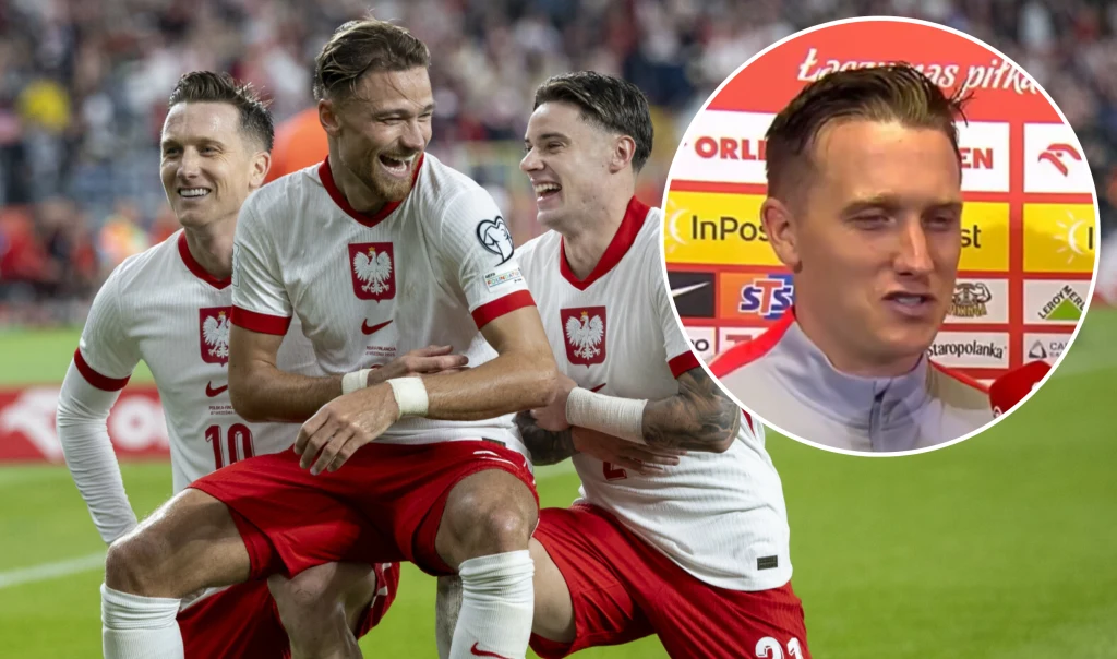 Trzech piłkarzy polskiej reprezentacji w biało-czerwonych strojach świętuje sukces na boisku, uśmiechnięci i zadowoleni po meczu, na drugim planie okrągłe wstawienie z twarzą jednego z zawodników udzielającego wywiadu.