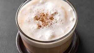 Szczyptę mielonego anyżu gwiaździstego można dodać do kawy. Nie tylko wzmocni jej smak, ale doda więcej właściwości