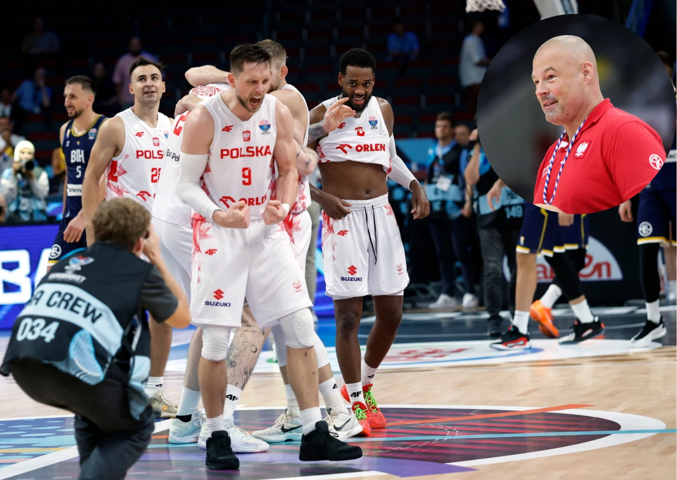 Mike Taylor z podziwem patrzy na rozwój reprezentacji Polsk Polscy koszykarze w białych strojach świętują zwycięstwo na boisku, część zawodników wyraża emocje, a w tle widoczna jest obsługa techniczna i przeciwnicy; w prawym górnym rogu wyróżnione okrągłe zdjęcie trenera w czerwonej koszulce.